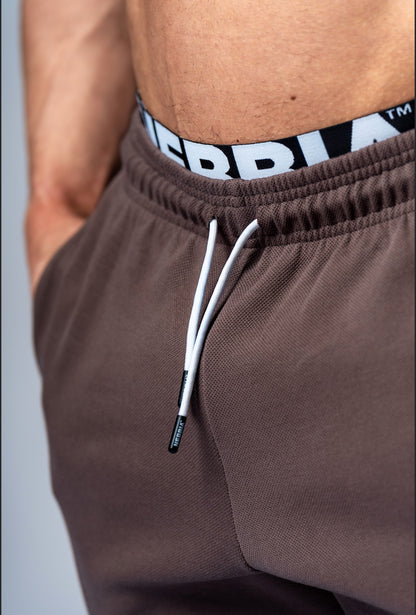 Technical detail of the elastic waistband with drawstrings and the high-density 340 GSM material on NEBBIA sweatpants.