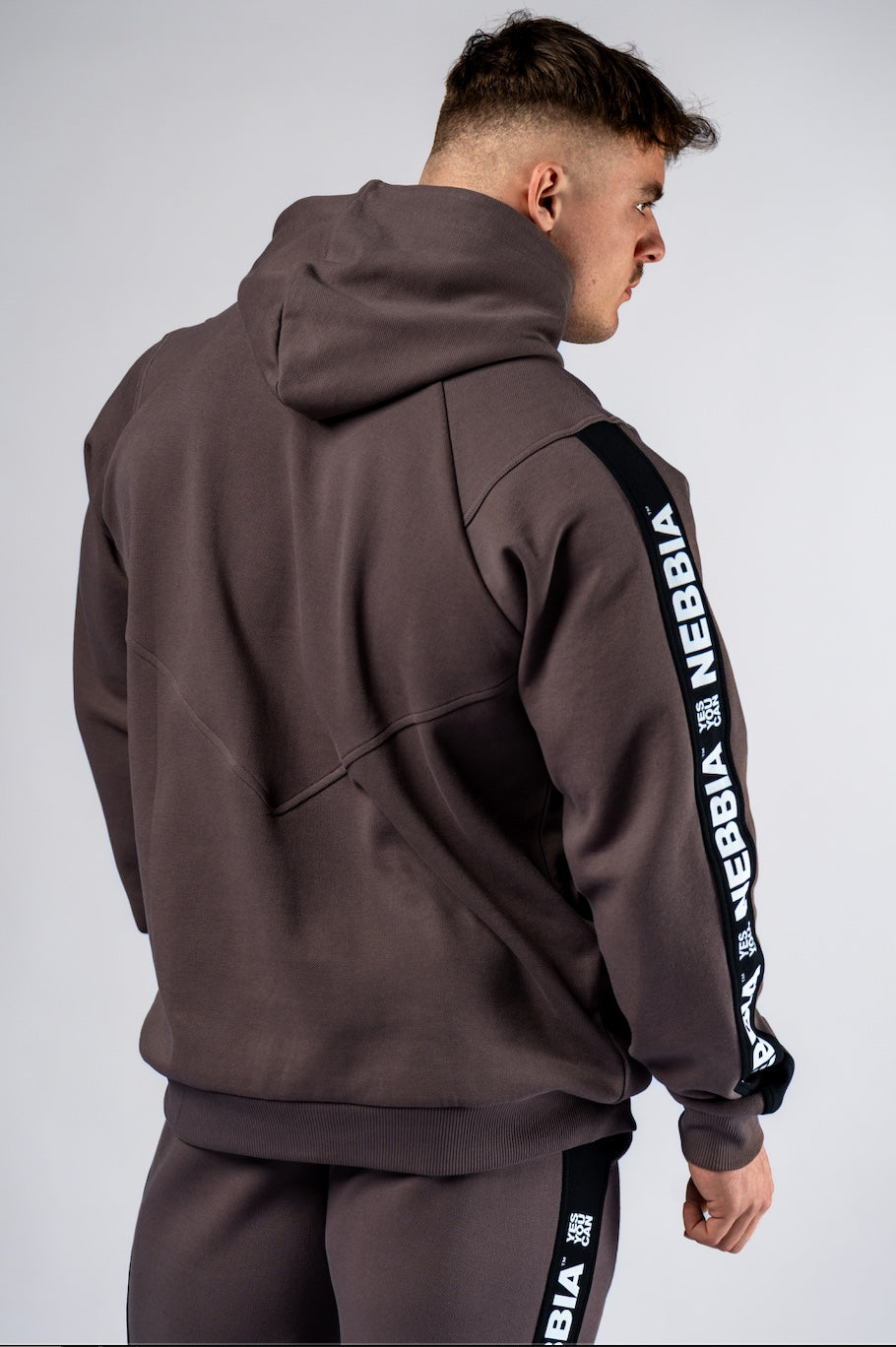 Back view of the NEBBIA 300 hoodie demonstrating the structured masculine cut and premium finish.
