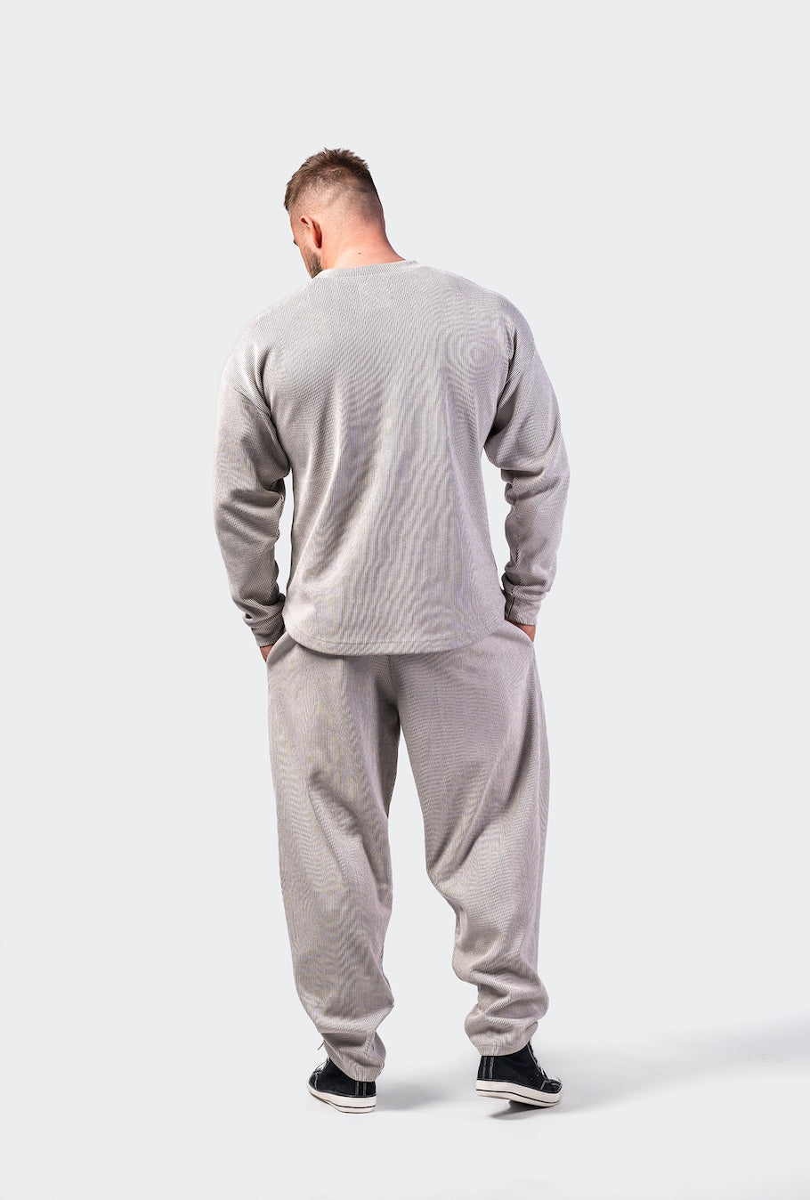 Male athlete wearing the NEBBIA 797 pullover as a pump cover in the gym, showing the modern oversized aesthetic.